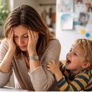 Maman fatiguée cherchant une babysitter