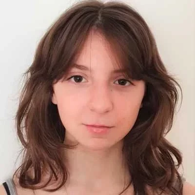 Ava, babysitter à Paris