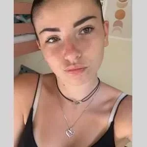 Luna , babysitter à La Fare les Oliviers